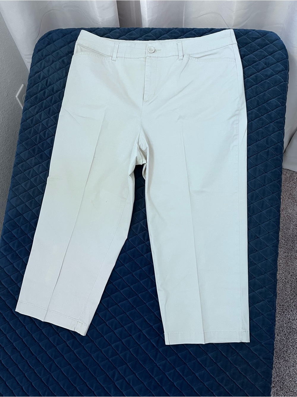 croft & barrow Women's Light Cream Capris - Clean Straight Leg Crop Pants - 14